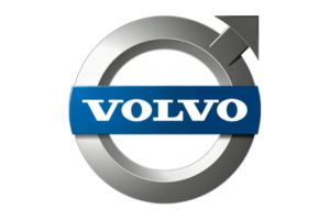 Logo Volvo, círculo metálico com seta diagonal e faixa azul central com o nome VOLVO, identidade visual sueca automotiva